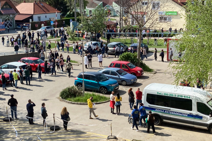 Hosszú sorok az oltásért Székesfehérváron április 30-án – Fotó: Olvasói fotó / Telex
