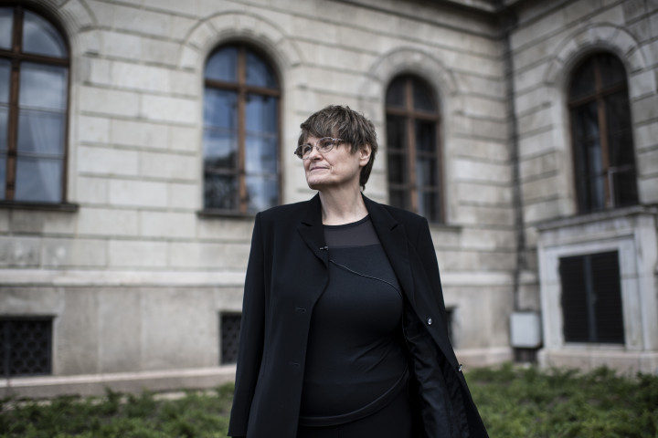 Karikó Katalin az MTA székháza előtt az Akadémia 2021-es közgyűlésén. Fotó: Bődey János / Telex