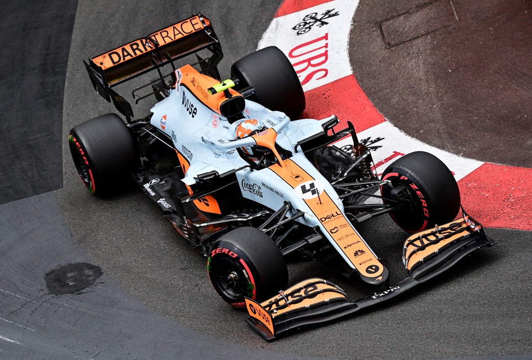 Lando Norris a Monacóra retrófestést kapó McLarenben – Fotó: Andrej Isakovic / AFP