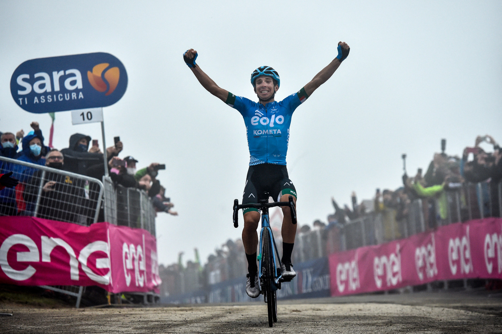 Egy újonc bringás győzött a Giro d'Italia borzalmasan nehéz emelkedőjén