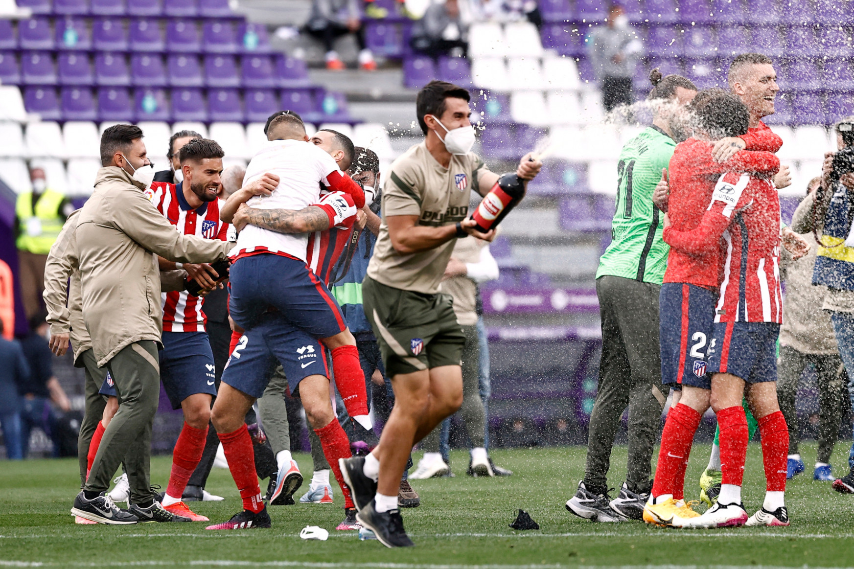 Őrült véghajrát hozott a spanyol bajnokság, az Atlético nyerte a madridi csapatok versenyfutását
