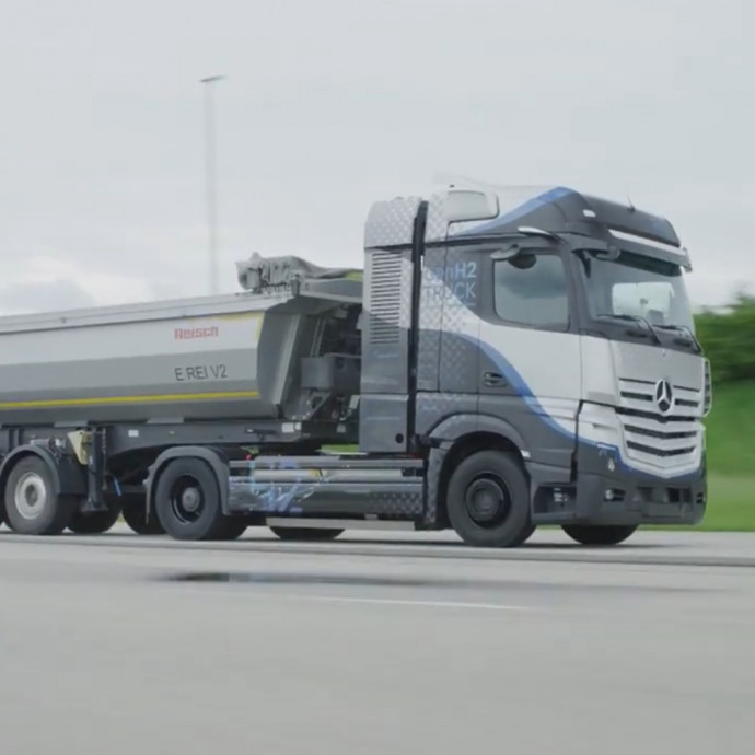 Közzétette a Mercedes az első videót arról, ahogy a hidrogénes kamionja hasít a tesztpályán