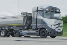 Közzétette a Mercedes az első videót arról, ahogy a hidrogénes kamionja hasít a tesztpályán