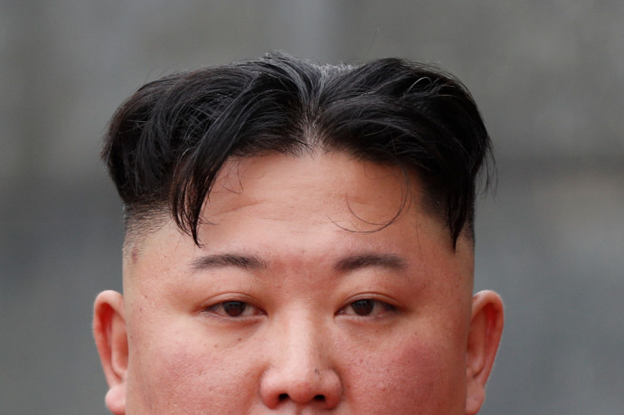 Kim Dzsongun betiltott többféle frizurát, a szűk farmert, a feliratos pólót, valamint az orr- és ajakpiercinget is