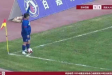 Téves trollhír, hogy egy kínai üzletember megvett egy focicsapatot azért, hogy ő és a 126 kilós fia játszhassanak benne