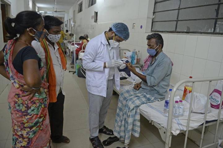 Egy koronavírusos beteg Indiában, aki most feketegombával is megfertőződött – Fotó: Noah Seelam / AFP