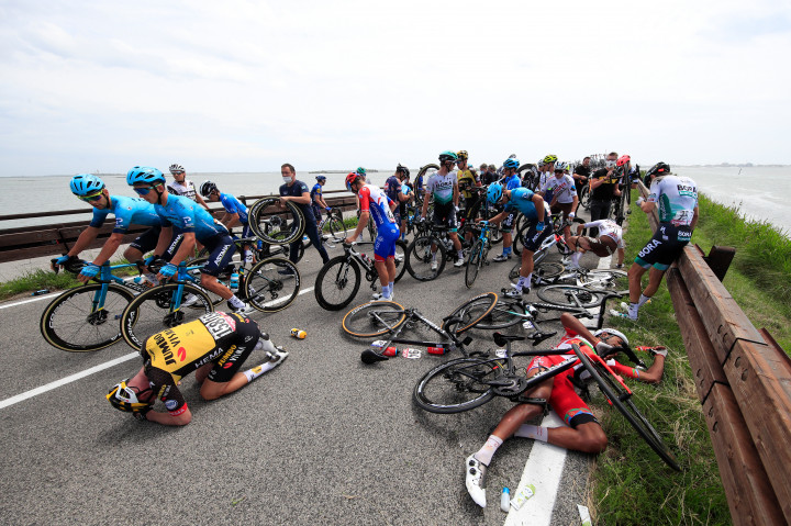 A Giro d'Italia 15. szakaszának legelején történt tömegbukás, sérülés miatt négy kerékpáros adta fel a versenytFotó: Luca Bettini/AFP
