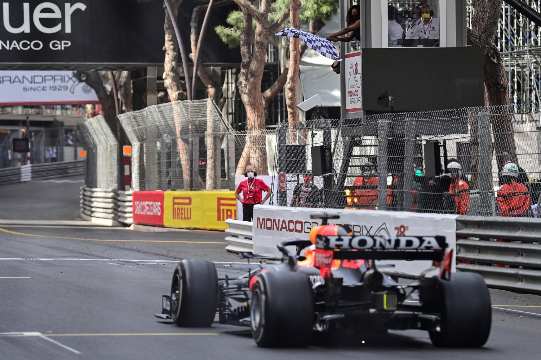 Ferrari-dráma után nyert Verstappen Monacóban, és átvette a vezetést a világbajnokságban