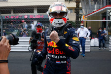 Ferrari-dráma után nyert Verstappen Monacóban, és átvette a vezetést a világbajnokságban