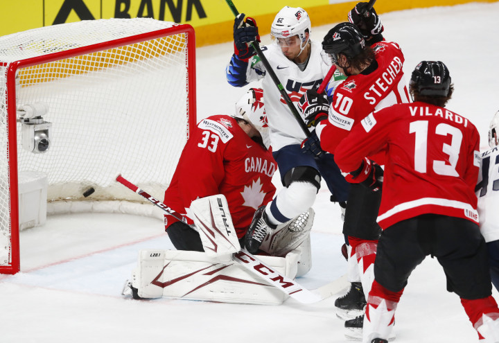 Matt Tennyson belövi az amerikai válogatott ötödik gólját a Kanada elleni meccsen. Fotó: Ints Kalnins / Reuters