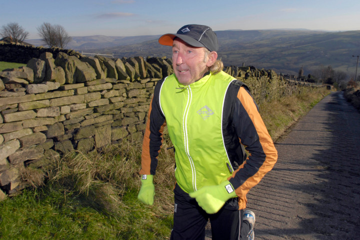 Meghalt a britek legendás maratonistája, aki 19&#8239;032 napon át mindennap futott