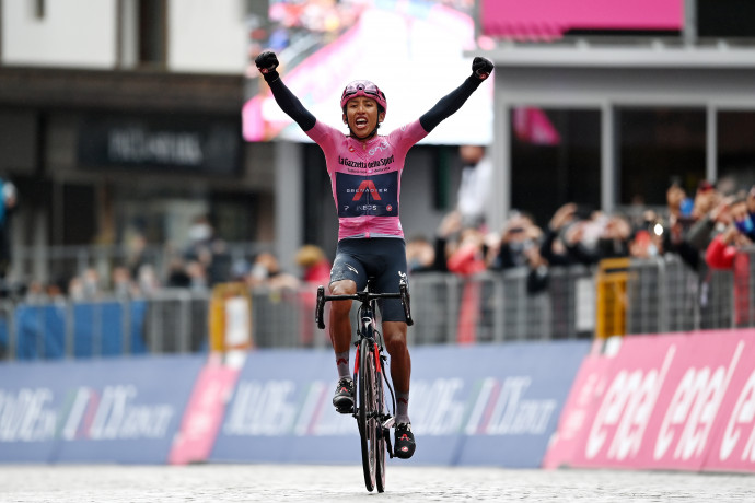 Egan Bernal megnyeri a Giro d'Italia 16. szakaszát – Fotó: Stuart Franklin/Getty Images