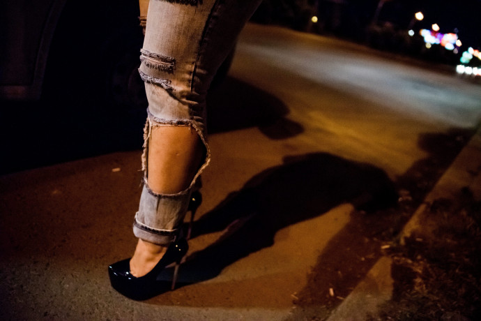 Prostitúcióra kényszerítettek egy lányt, majd a fiatalkorúságára hivatkozva megzsarolták a kuncsaftját