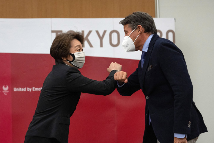 Hasimoto Szeiko, a 2020-as tokiói nyári olimpiát és paralimpiát előkészítő bizottság elnöke Sebastian Coe-t, a Nemzetközi Atlétikai Szövetség elnökét fogadja Tokióban 2021. május 7-én – Fotó: Carl Court / Getty Images / EPA / MTI