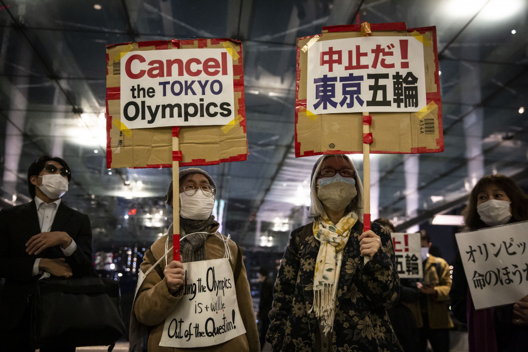 A tokiói nyári olimpiai és paralimpiai játékok megtartása ellen tüntetők Tokióban 2021. március 21-én – Fotó: Yuichi Yamazaki / Getty Images