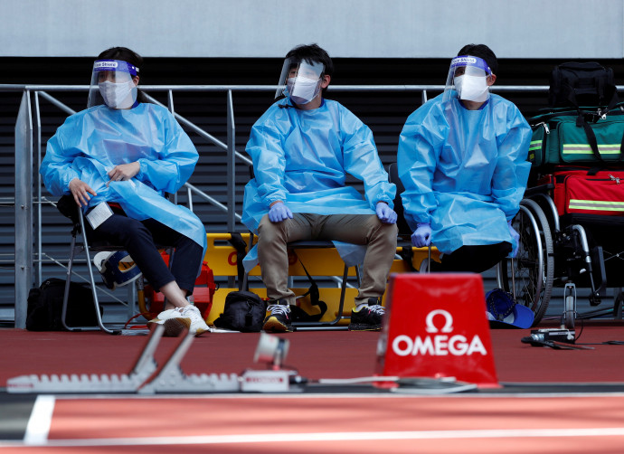 Védőruhát viselő egészségügyi személyzet a tokiói olimpia egyik tesztversenyén a tokiói Olimpiai Stadionban 2021. május 9-én – Fotó: Issei Kato / Reuters