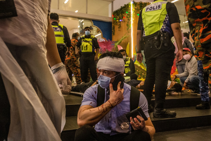 A vonatbaleset egyik sérültje 2021. május 24-án, Kuala Lumpurban – Fotó: Mohd Firdaus / NurPhoto / NurPhoto via AFP