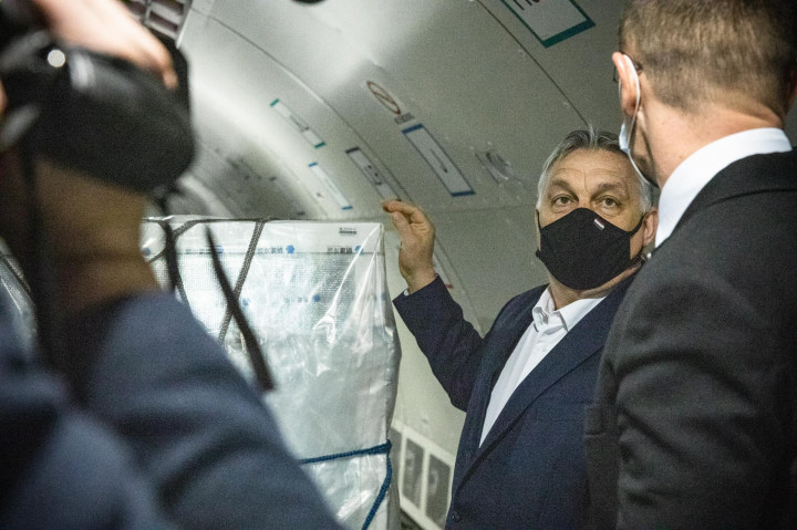 Orbán Viktor egy a Liszt Ferenc repülőtérre érkezett koronavírus elleni oltóanyagot szállító repülőgép rakterében 2021 márciusában – Fotó: Orbán Viktor / Facebook