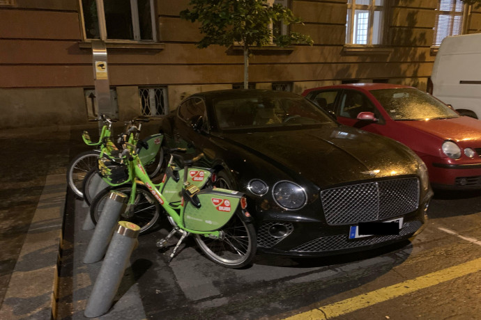 Dzsudzsák parkolt a Bubi-állomásra egy Bentley-vel