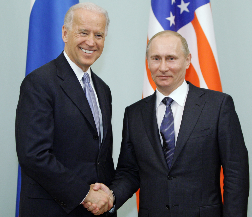 Biden és Putyin 2011-ben egy moszkvai találkozón – Fotó: ALEXEY DRUZHININ / POOL / AFP
