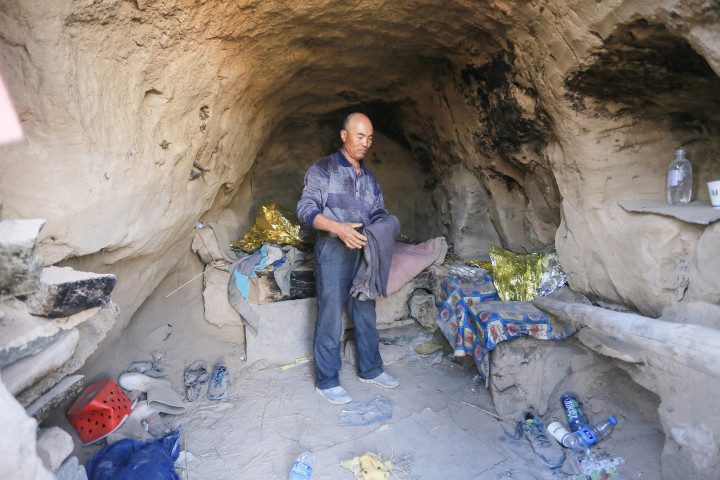Zhu Keming az említett barlangban – Fotó: STR / CNS / AFP