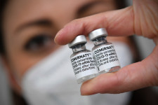 Influenszereknek fizetett volna egy orosz kötődésű PR-ügynökség, hogy azt állítsák, a Pfizer-vakcinák több száz ember halálát okozták