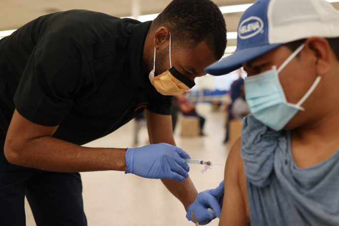 Az amerikai felnőttek fele már megkapta a védettséghez szükséges összes oltását