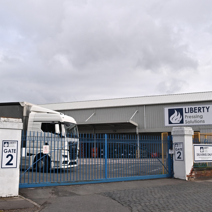 Nemrég a Dunaferrt akarták megvenni, most a túlélésért küzdenek