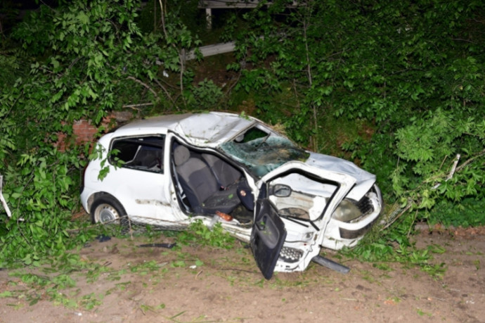 Jogsi és engedély nélkül hozta el a munkahelyéről a kocsit, amivel lezuhant a debreceni felüljáróról, és pont a rendőrkapitányság kerítésének ütközött