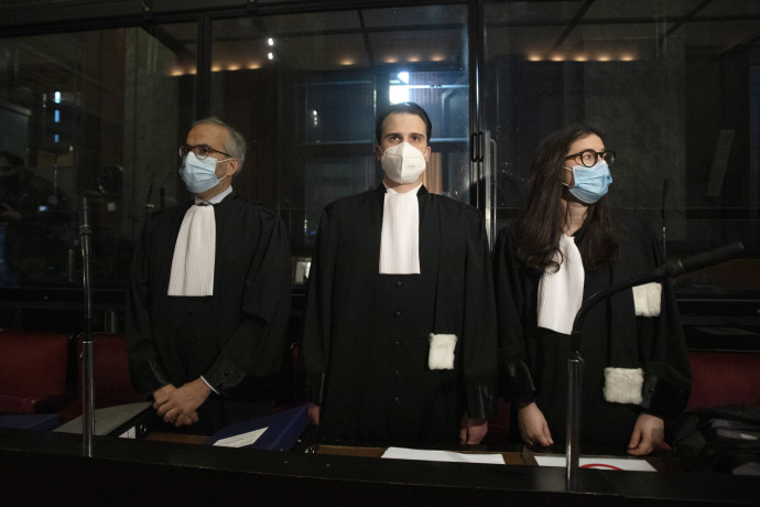 Clemence Van Muylder és Hakim Boularbah, az AstraZeneca jogi képviselői az Európai Bizottság AstraZeneca ellen indított perének tárgyalása előtt egy brüsszeli bíróságon Fotó: MTI/AP/Virginia Mayo
