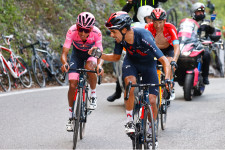 Giro: először ingott meg a rózsaszín trikós Bernal, Valter sok időt veszített