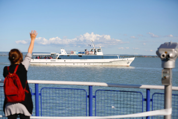 A Balatoni Hajózási Zrt. Nemzeti Regatta nevű hajója indul a badacsonyi hajókikötőből 2021. május 18-án – Fotó: Varga György / MTI