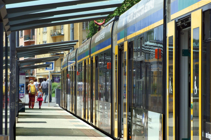 A buszon, metrón, villamoson is kell még maszk, de a megállókban csak akkor, ha az zárt