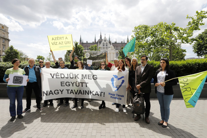 A Nagy Tavak Koalíció tagjai a Kossuth téren 2021. május 17-én – Fotó: Járdány Bence / Greenpeace