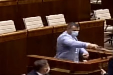 Vízzel öntötte arcon egy képviselő a pénzügyminisztert a szlovák parlamentben