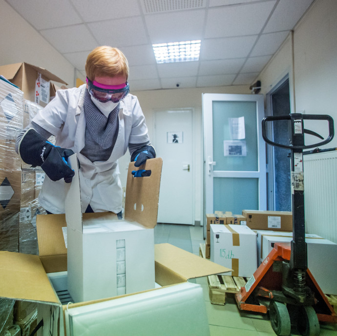 Nem árulja el a kormány, de elindulhatott külföldre a magyar Pfizer- és Moderna-szállítás