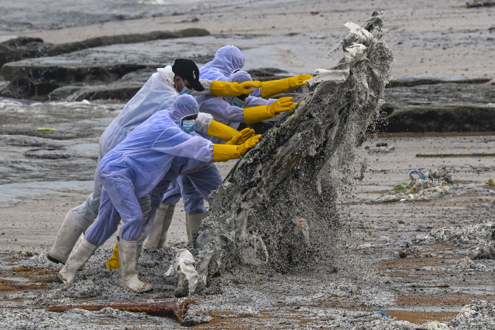 A haditengerészet tisztítja Srí Lanka partjait az égő hajótól származó hulladéktól – Fotó: ISHARA S. KODIKARA / AFP