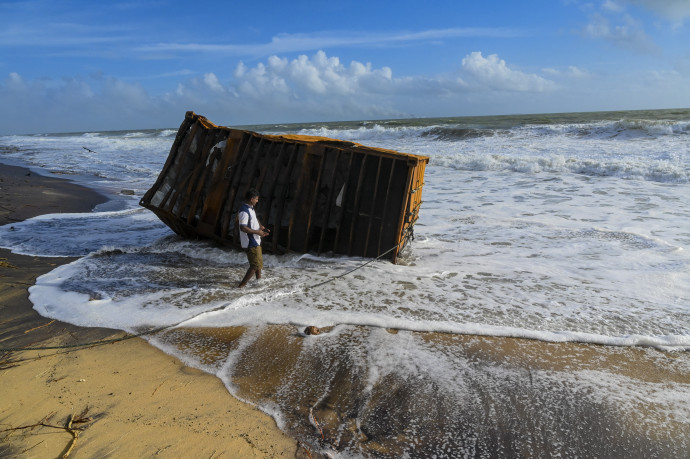 Egy partra sodort konténer – Fotó: ISHARA S. KODIKARA / AFP