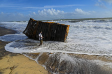 Napok óta ég egy teherhajó Srí Lankánál, törmelék és olaj árasztotta el a partot