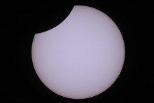 Június 10-én gyűrűs napfogyatkozás lesz, elő a szemüvegeket és a távcsöveket!