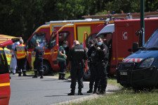 Késsel támadt egy rendőrnőre egy férfi Franciaországban
