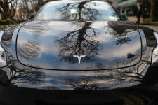 Újít a Tesla, figyelni fogják, ül-e valaki az önvezető autó kormányánál