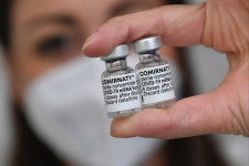 Engedélyezte az Európai Gyógyszerügynökség a Pfizer-vakcinát a 12-15 évesek körében is