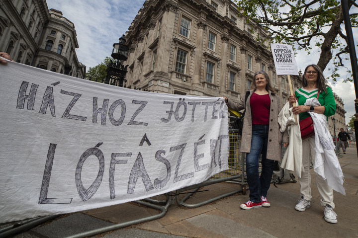 Tüntetők a Downing Street 10. előtt – Fotó: Halasi Eszter / Olvasónk