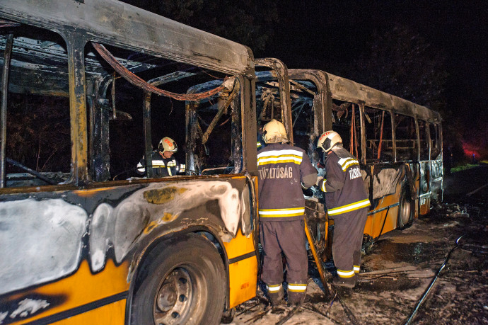 Teljesen kiégett egy busz az M7-es autópályán Érdnél