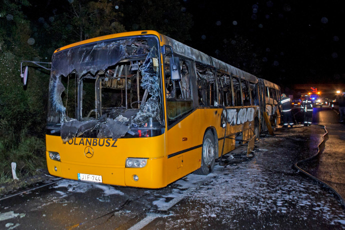Teljesen kiégett egy busz az M7-es autópályán Érdnél