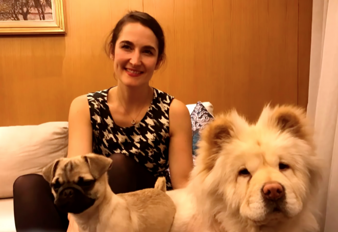 Catherine Werner a kutyáival Kantonban – Forrás: CBS 60 Minutes
