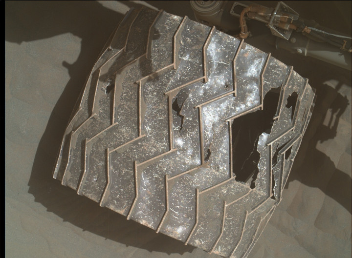 Hatalmas lyuk a Curiosity egyik kerekén 2021 áprilisában — Fotó: NASA / JPL-Caltech / MSSS