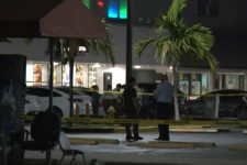 Tömegbe lőtt három támadó egy floridai klub előtt, két ember meghalt