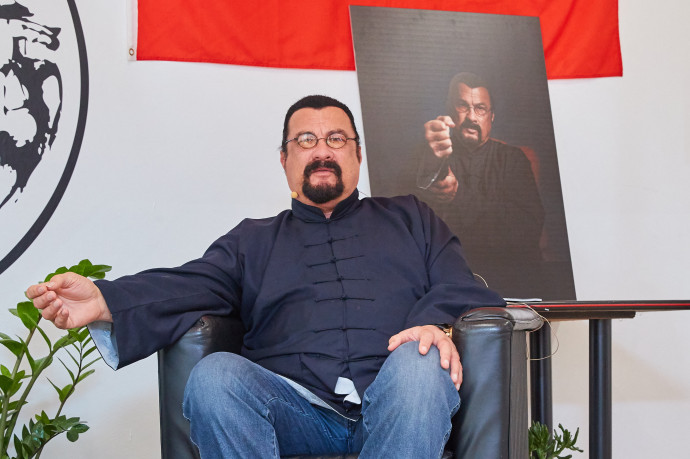 Putyin-támogató párt tagja lett Steven Seagal